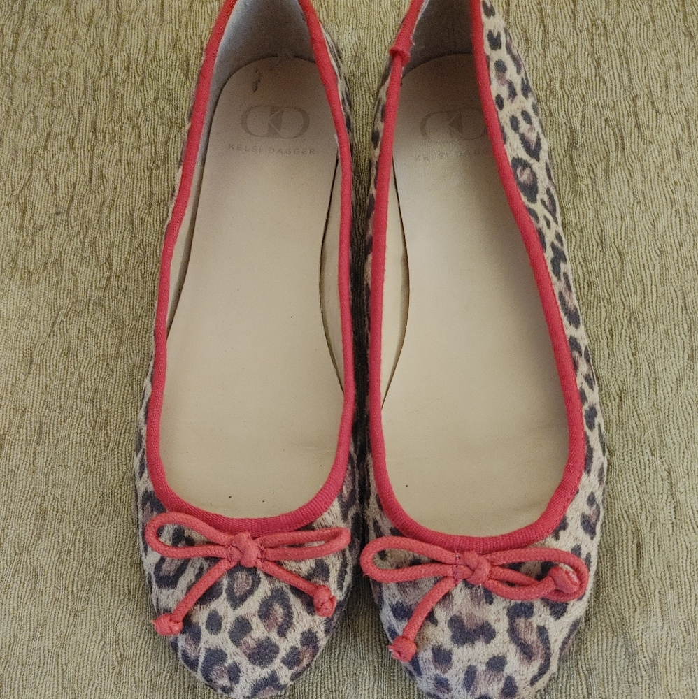 Kelsi Dagger, leapard and red flats
